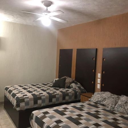 Hotel Del Carmen Leon Bagian luar foto