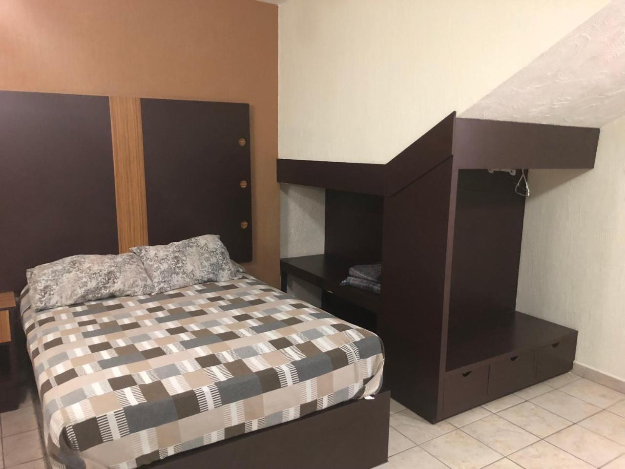 Hotel Del Carmen Leon Bagian luar foto