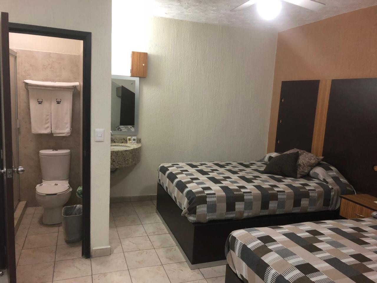 Hotel Del Carmen Leon Bagian luar foto