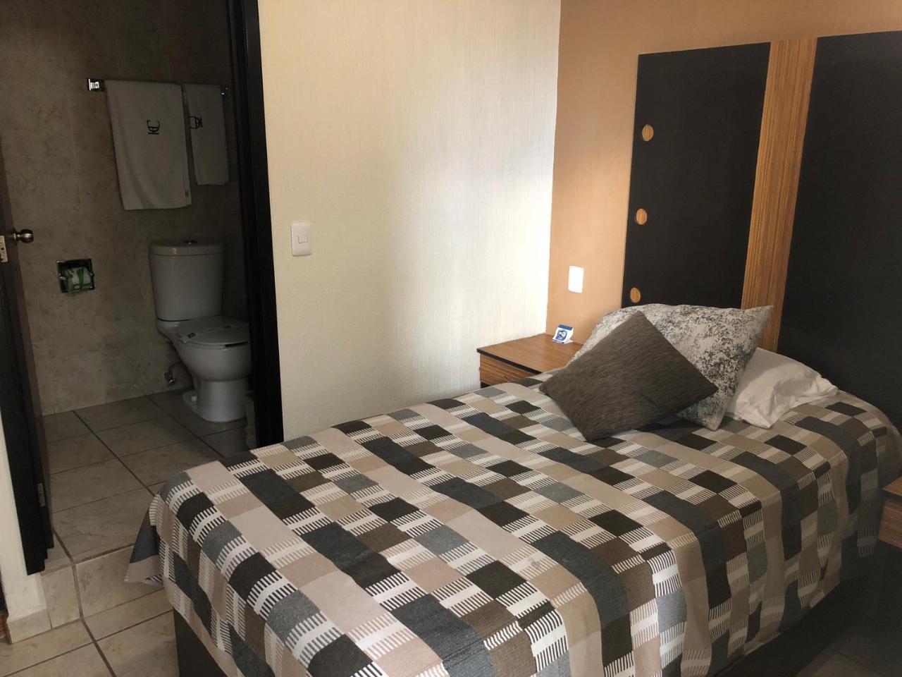 Hotel Del Carmen Leon Bagian luar foto